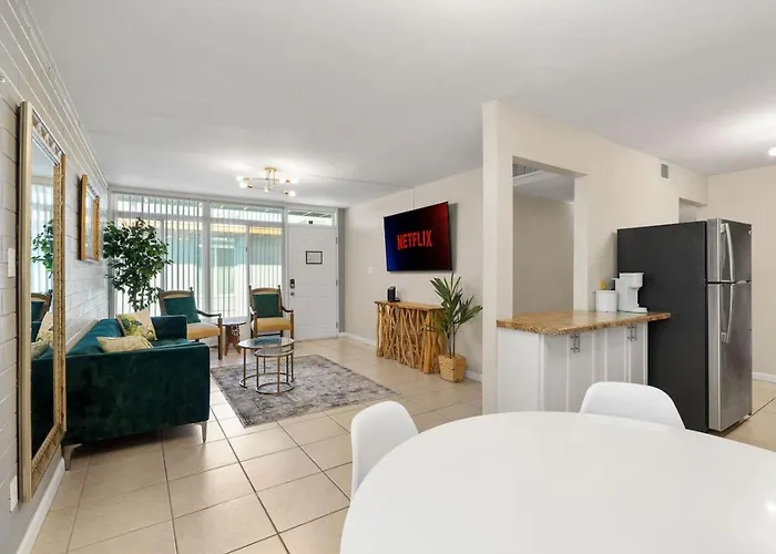Apartment 2 Bedroom Uptown *