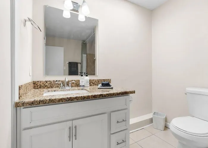 Apartment 2 Bedroom Uptown *