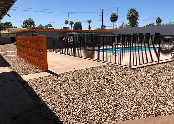 2 Bedroom Uptown Apartment *