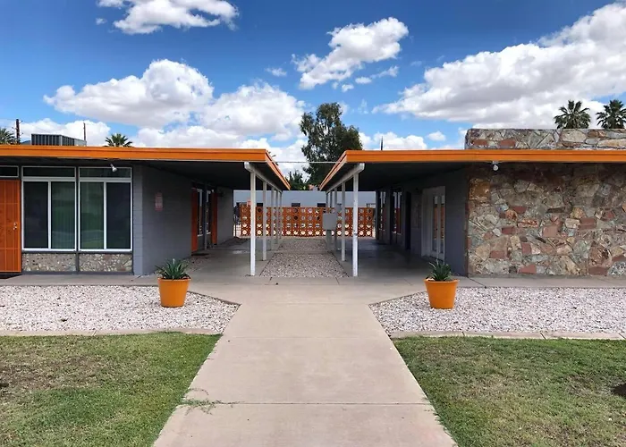 2 Bedroom Uptown *